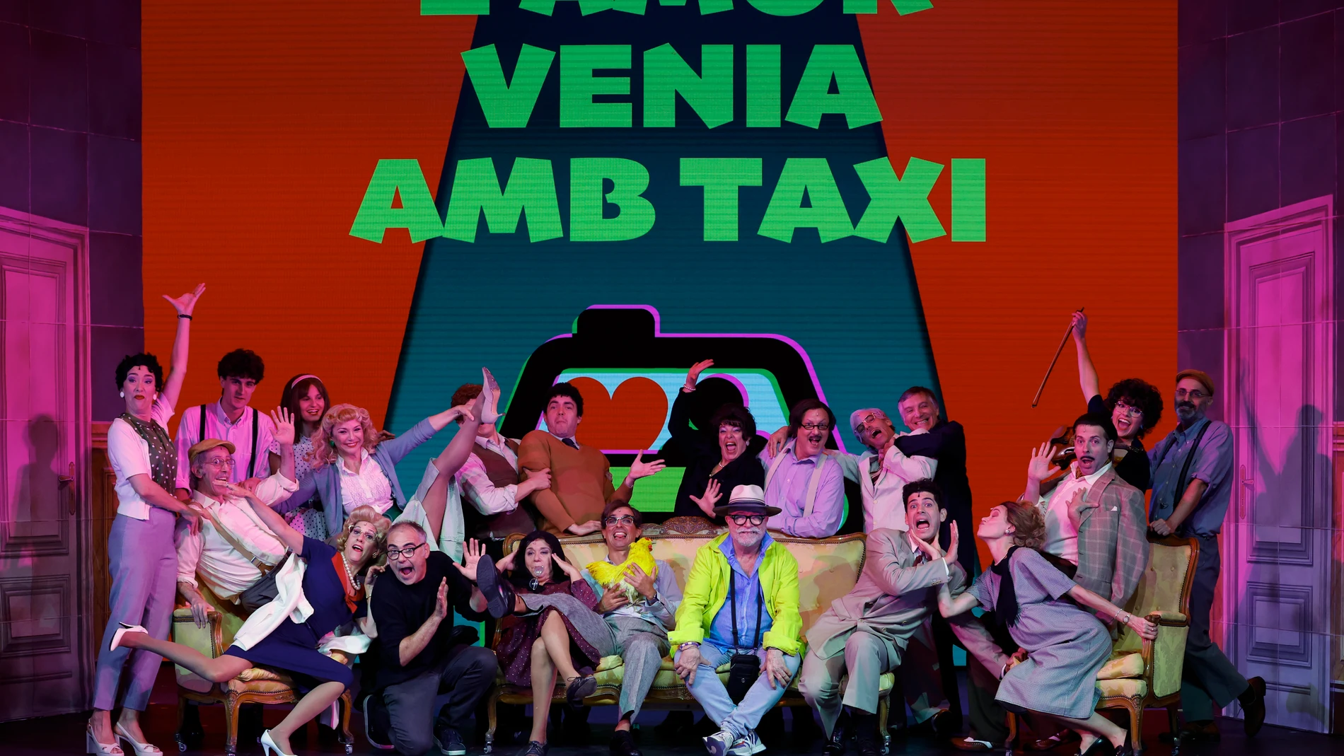 GRAFCAT2410. BARCELONA, 26/09/2025.- La compañía teatral La Cubana homenajea el teatro de aficionados con el musical 'L'amor venia amb taxi', que representan en el Teatro Romea de Barcelona, el mismo espacio en el que se estrenó esta obra de Rafael Anglada en 1959. EFE/Toni Albir