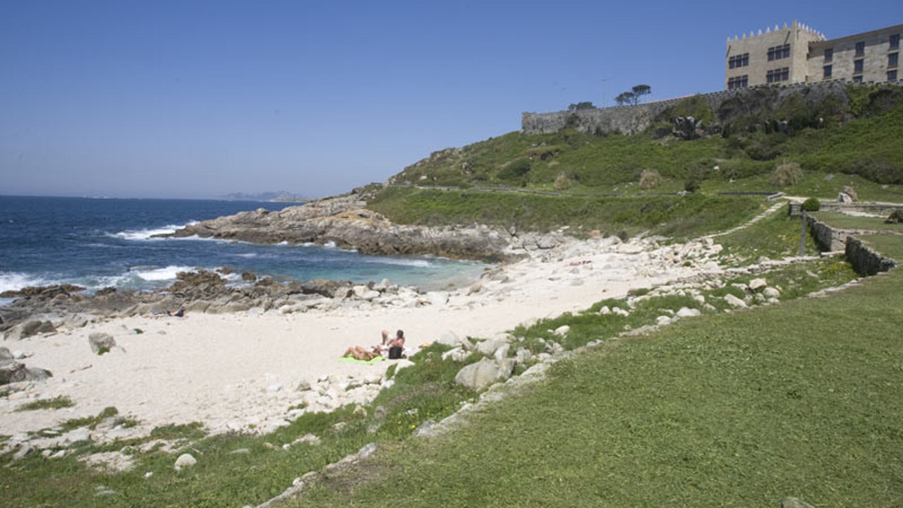 Esta playa de Galicia es más pequeña que una piscina y está a los pies de una fortaleza
