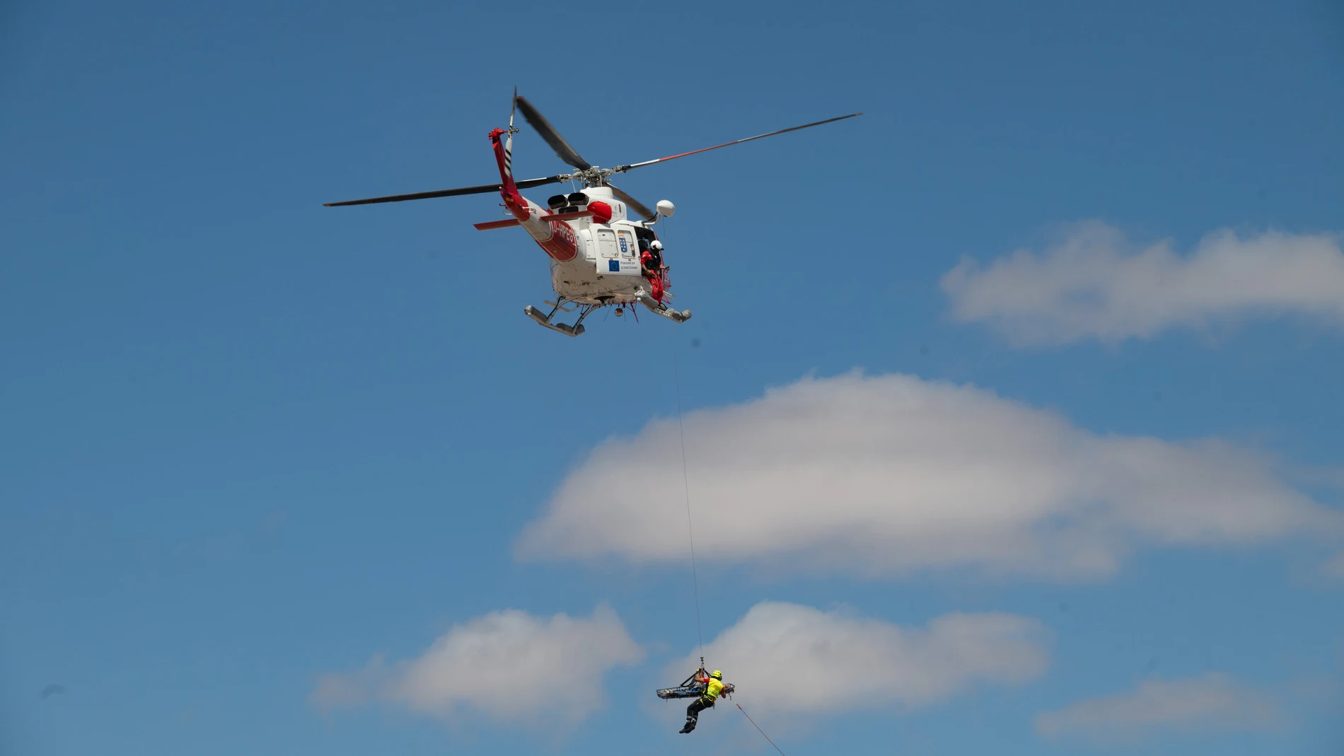 GRAFCAN4787. PUERTO DEL ROSARIO (FUERTEVENTURA) (ESPAÑA), 26/09/2025.- El Parque Tecnológico de Fuerteventura ha acogido este viernes una demostración práctica del uso de tecnología U-Space, orientada a la gestión automatizada de drones en espacio aéreo, en situaciones de emergencia y transporte de material sanitario, ha informado el Cabildo. En la imagen, momento del simulacro organizado por Eurocontrol y Enaire, con la participación también de helicópteros de rescate. EFE/Carlos de Saá