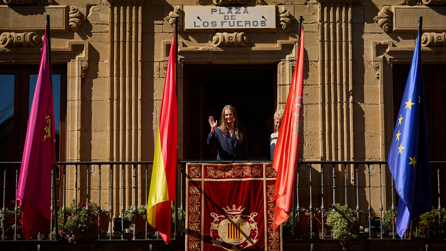 Sus Majestades los Reyes Don Felipe y Doña Letizia acompañados de la Princesa de Asturias y de Viana realizarán una visita a la Comunidad Foral de Navarra, primera visita oficial de Doña Leonor a la Comunidad Foral, que servirá para remarcar el vínculo que mantiene con Navarra a través del título de Princesa de Viana que ostenta y que fue creado para los herederos del Reino de Navarra hace 602 años. Visita a Viana donde mantendrán un encuentro con la Corporación Municipal, en la Casa Consisto...