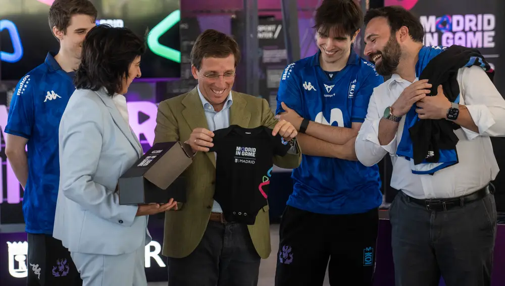 Almeida recibe a los equipos finalistas de la gran final europea del videojuego League of Legends, “la Champio