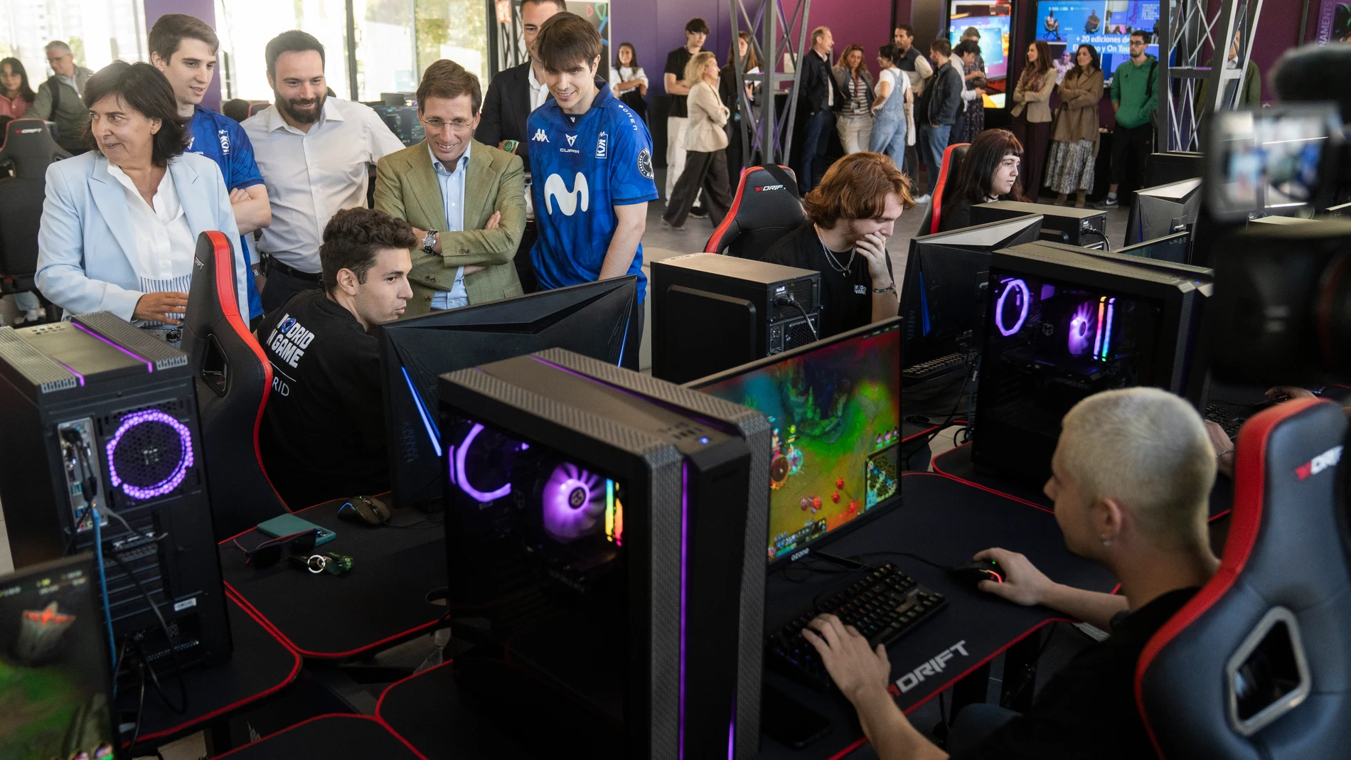 Almeida recibe a los equipos finalistas de la gran final europea del videojuego League of Legends, “la Champions League” de los eSports