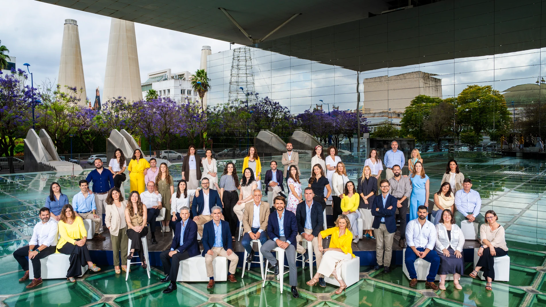Foto de familia de CTA, un equipo multidisciplinar, con alta cualificación y especializado en sectores estratégicos