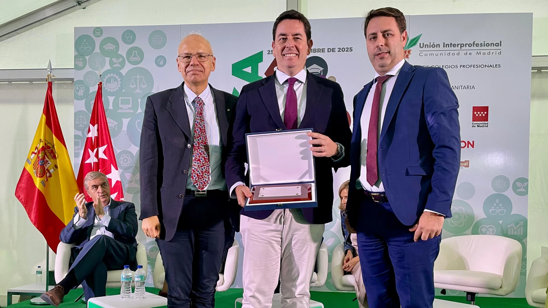 Manuel Martínez del Peral, presidente del COFM, durante la recepción del premio.
