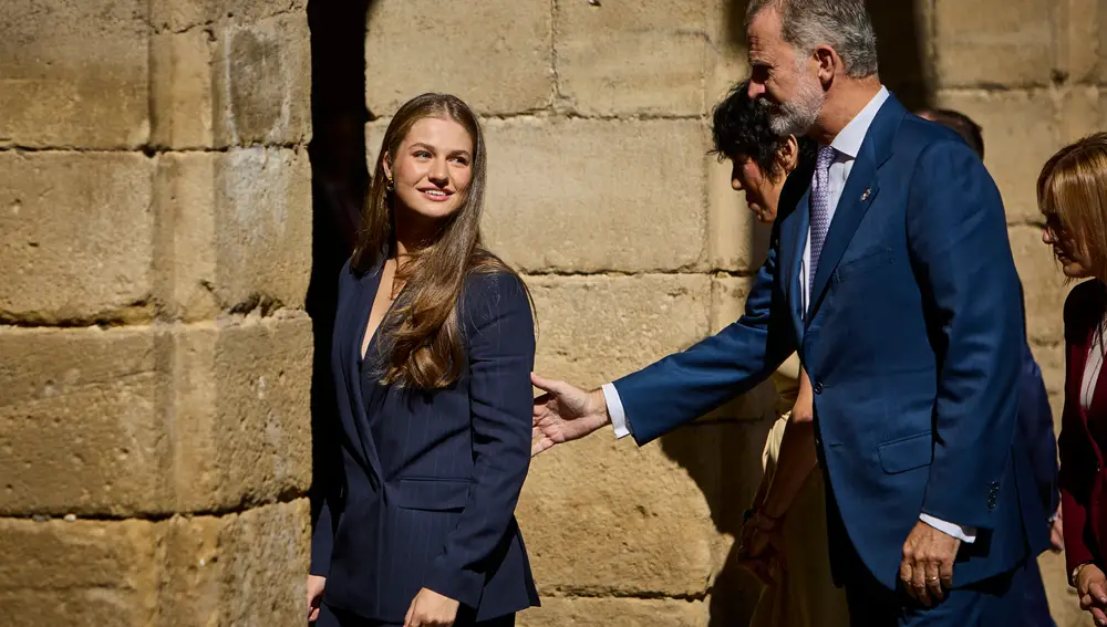 Sus Majestades los Reyes Don Felipe y Doña Letizia acompañados de la Princesa de Asturias y de Viana realizará
