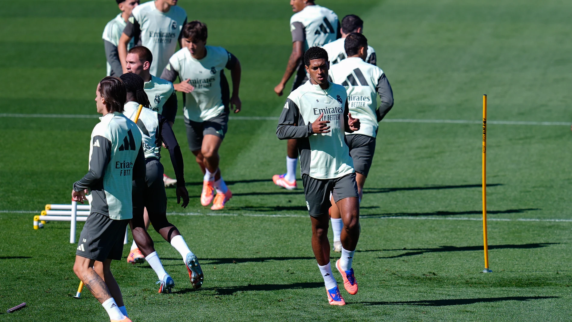 Jude Bellingham of Real Madrid CF warms up during the training day of Real Madrid ahead the Spanish League, LaLiga EA Sports, football match against Atletico de Madrid at Ciudad Deportiva Real Madrid on September 26, 2025, in Valdebebas, Madrid, Spain. AFP7 26/09/2025 ONLY FOR USE IN SPAIN