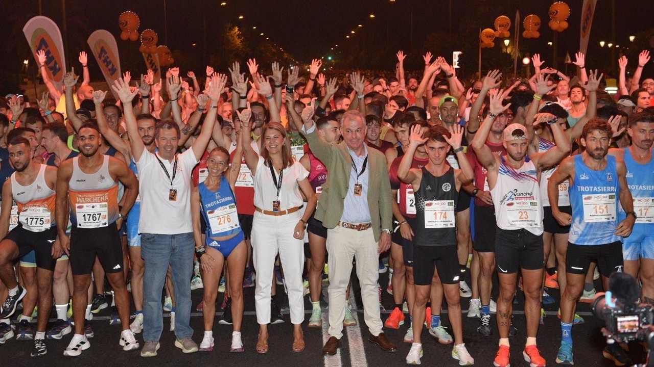 Marea naranja: casi 25.000 corredores en la Carrera Nocturna de Sevilla