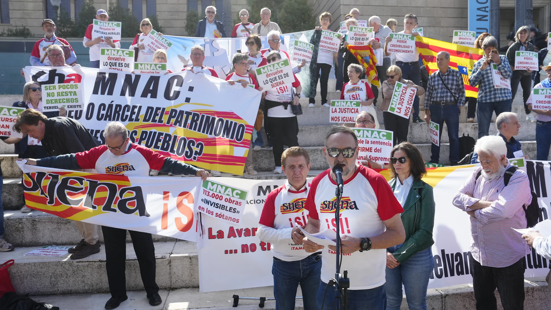 BARCELONA, 27/9/2025.- La plataforma SIJENA Si se ha concentrado frente al MNAC para reclamar el retorno de los murales al monasterio oscense. EFE/Enric Fontcuberta