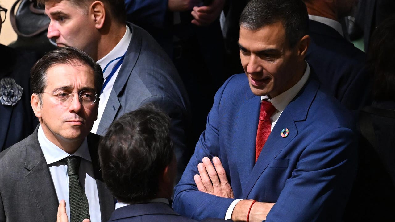 Los diplomáticos recurren a Sánchez para cambiar su reglamento "franquista" ante la inacción de Albares
