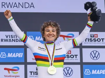 UCI Road Cycling World Championships in Rwanda KIGALI (Rwanda), 27/09/2025.- Paula Ostiz Taco from Spain reacts after winning the gold at the Women Junior race at the UCI Road Cycling World Championships in Kigali, Rwanda, 27 September 2025. (Ciclismo, Ruanda, España) EFE/EPA/KIM LUDBROOK
