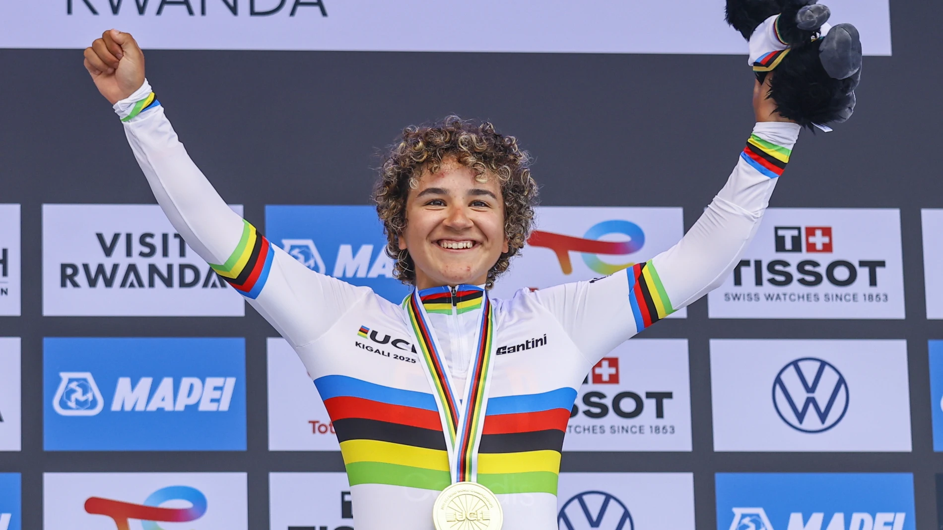 KIGALI (Rwanda), 27/09/2025.- Paula Ostiz Taco from Spain reacts after winning the gold at the Women Junior race at the UCI Road Cycling World Championships in Kigali, Rwanda, 27 September 2025. (Ciclismo, Ruanda, España) EFE/EPA/KIM LUDBROOK