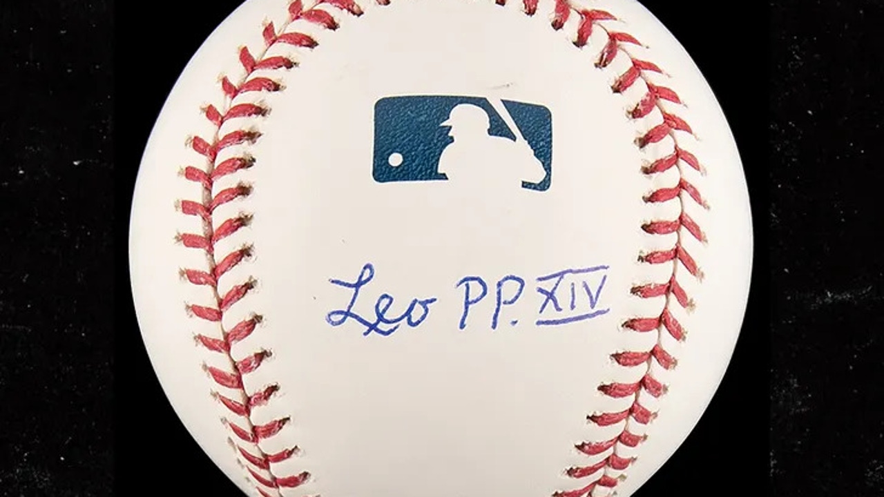 El curioso objeto firmado por el papa Leo XIV que se subasta en EE UU por miles de dólares
