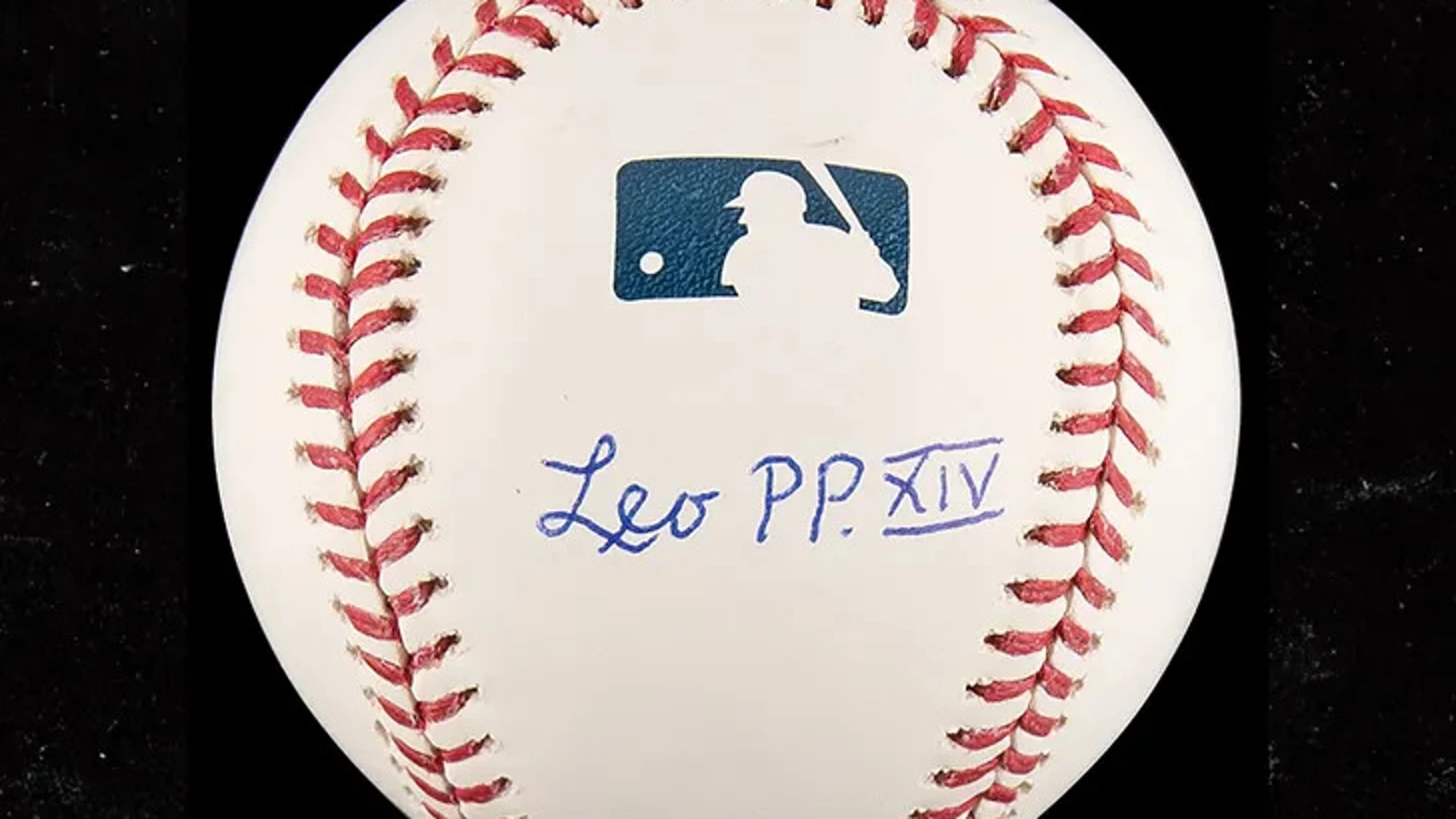 El curioso objeto firmado por el papa Leo XIV que se subasta en EE UU por miles de dólares