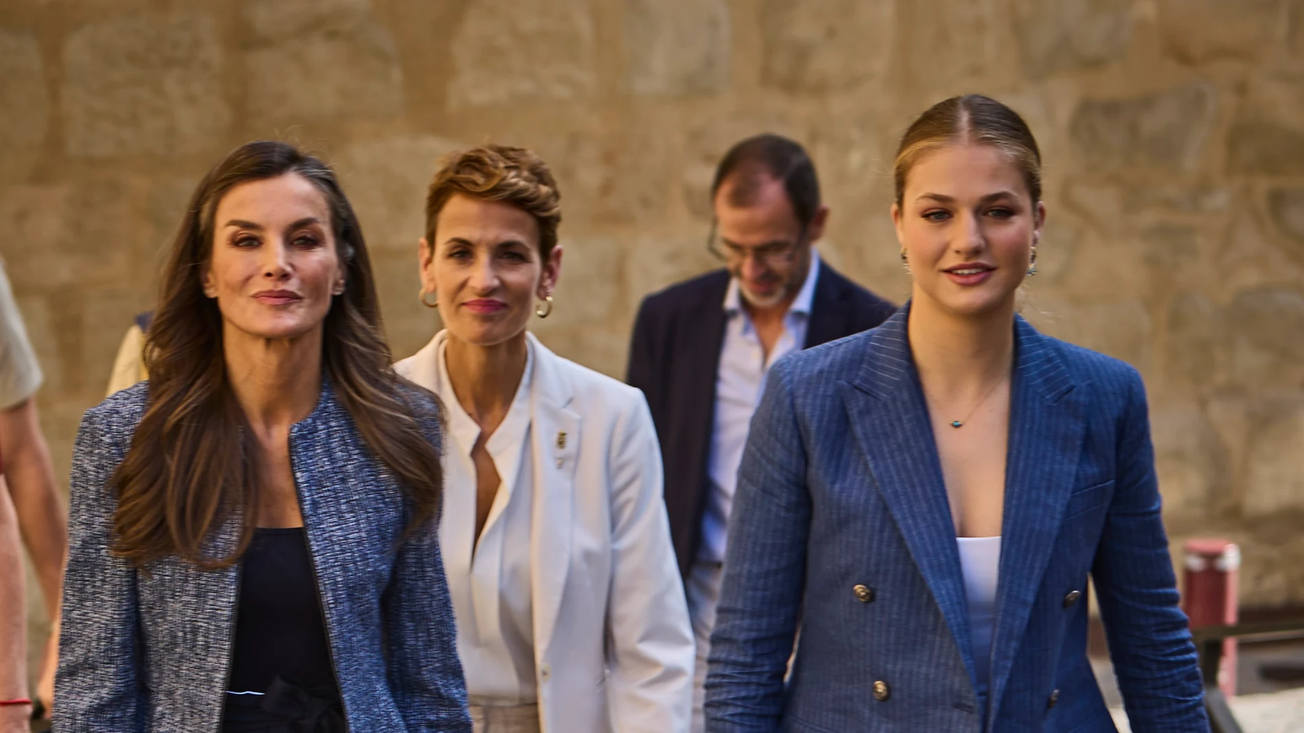 Los Reyes Felipe VI y Doña Letizia, junto a la Princesa de Asturias y de Viana, visitan Navarra en el debut oficial de Doña Leonor en la Comunidad Foral. Visita al Palacio Real de Olite. © Alberto R. Roldán 27 09 2025.