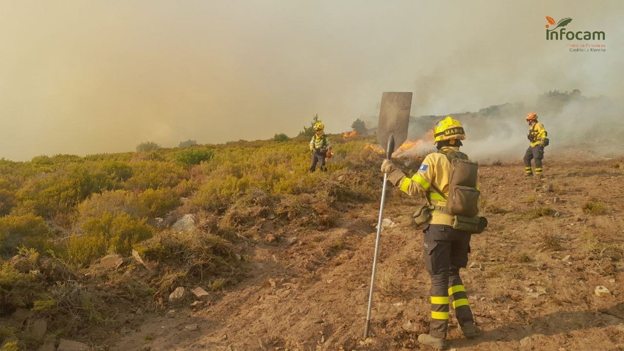 Hasta 30 medios trabajan en el fuego de Peñalba de la Sierra (Guadalajara) que afecta ya a 1.800 hectáreas