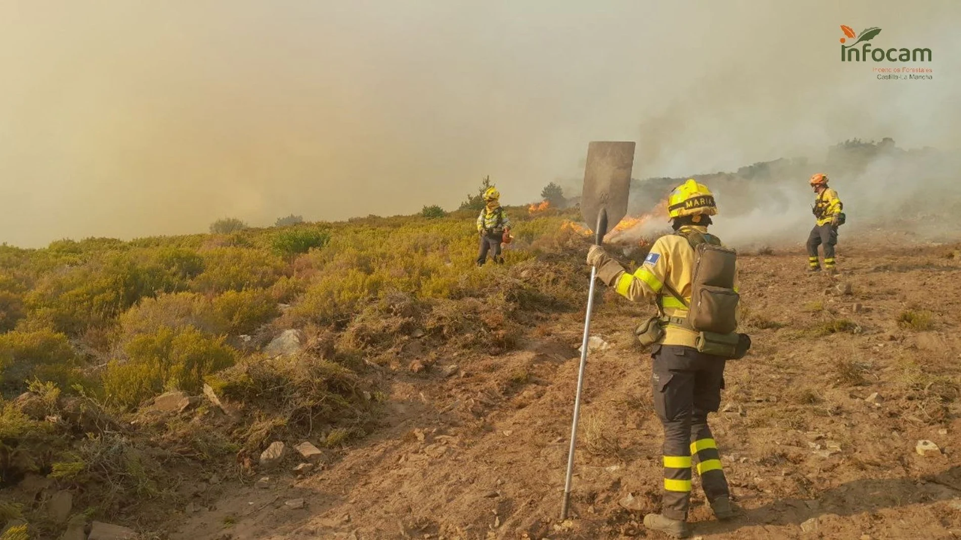 Sucesos.- Hasta 30 medios trabajan en el fuego de Peñalba de la Sierra (Guadalajara) que afecta ya a 1.800 hectáreas