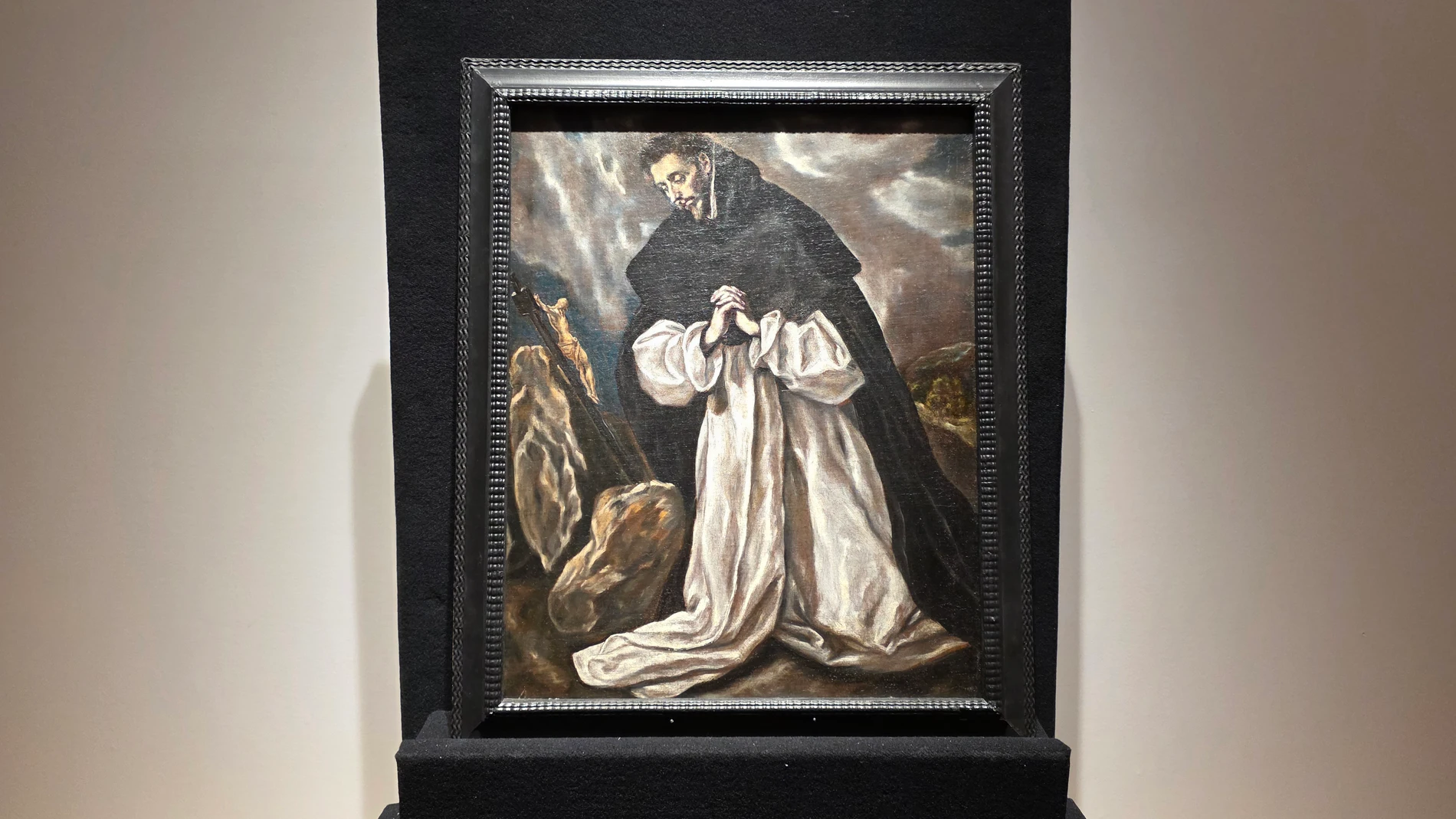 USA5046. NUEVA YORK (ESTADOS UNIDOS), 27/09/2025.- Fotografía que muestra la obra 'Santo Domingo en oración' (1610) de El Greco este viernes, en Nueva York (Estados Unidos). La Hispanic Society (HS) de Nueva York subastará 45 obras en la casa Christie's el mes de octubre, en su mayoría pinturas religiosas de los siglos XVI a XIX firmadas por discípulos de los grandes maestros, para costear el mantenimiento de su colección y potenciales compras. EFE/Alberto Boal