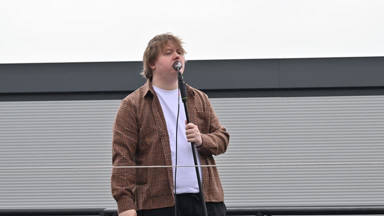 El sorprendente escenario elegido por el cantante Lewis Capaldi para presentar su nuevo tema