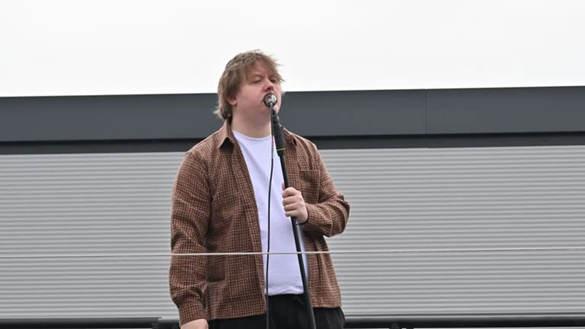 El sorprendente escenario elegido por el cantante Lewis Capaldi para presentar su nuevo tema