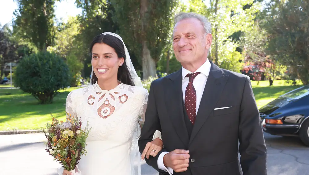 Vestido de novia de Andrea García en su boda con Jaime Martínez-Bordiú.
