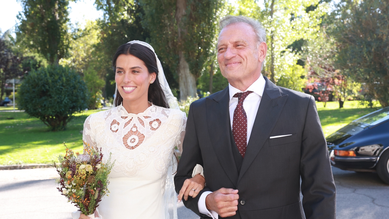 Andrea García es la novia más bohemia con este vestido de encajes y velo vintage en su boda con Jaime Martínez-Bordiú