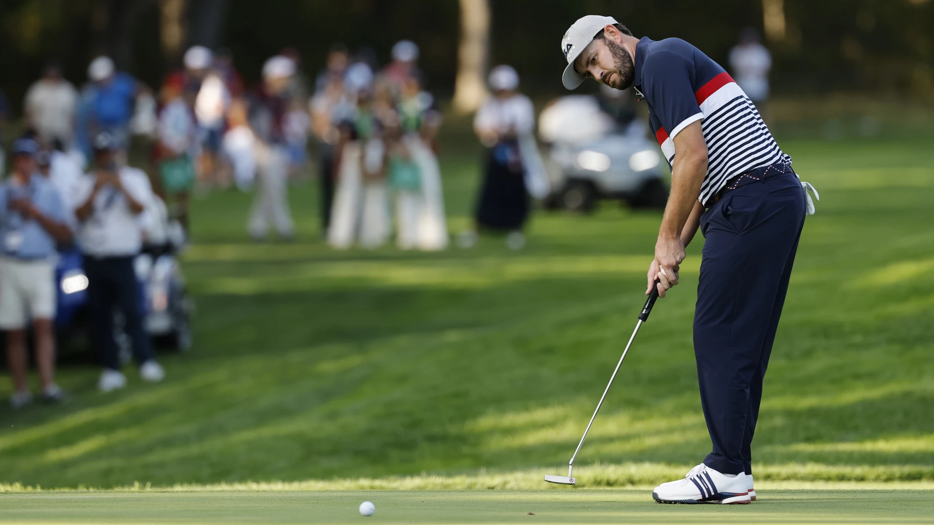 FARMINGDALE (United States), 26/09/2025.- Patrick Cantlay of the US sinks a putt on the 13th green during afternoon fourball matches of the 2025 Ryder Cup golf tournament at the Bethpage Black Golf Course in Farmingdale, New York, USA, 26 September 2025. (Nueva York) EFE/EPA/ERIK S. LESSER