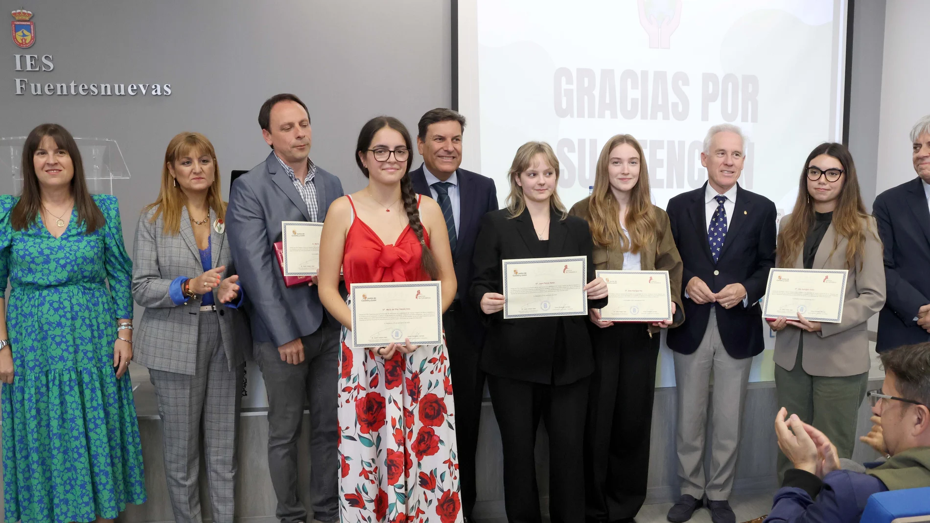 Foto de familia del consejero Fernández Carriedo con los galardonados en los XXIV Premios de Estadística de Castilla y León