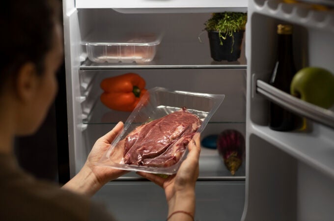 Platos comunes en España como el pollo o la tortilla de patatas no deben guardarse más de 1 día en la nevera
