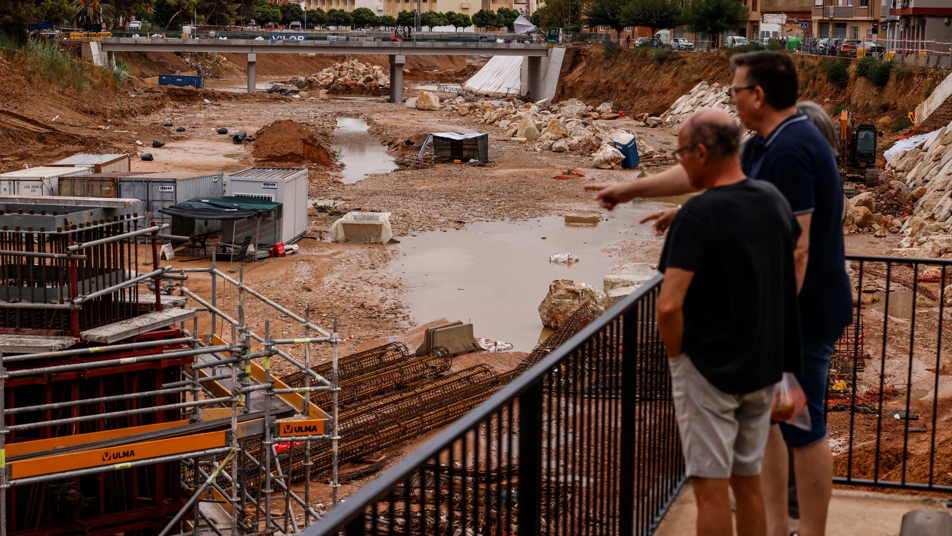 Dos hombres observan el barrando del Poyo tras las lluvias, a 29 de septiembre de 2025, en Paiporta, Valencia, Comunidad Valenciana (España). El barranco de La Saleta, en Aldaia (Valencia), se ha desbordado de madrugada, a la altura del dique de Bonaire, como consecuencia de las fuertes lluvias que azotan a la provincia de Valencia y Castellón. En concreto, esta noche, el municipio valenciano de Aldaia ha registrado 57 l/m2 en tan solo 35 minutos, según ha recogido Avamet. El agua también ha ...
