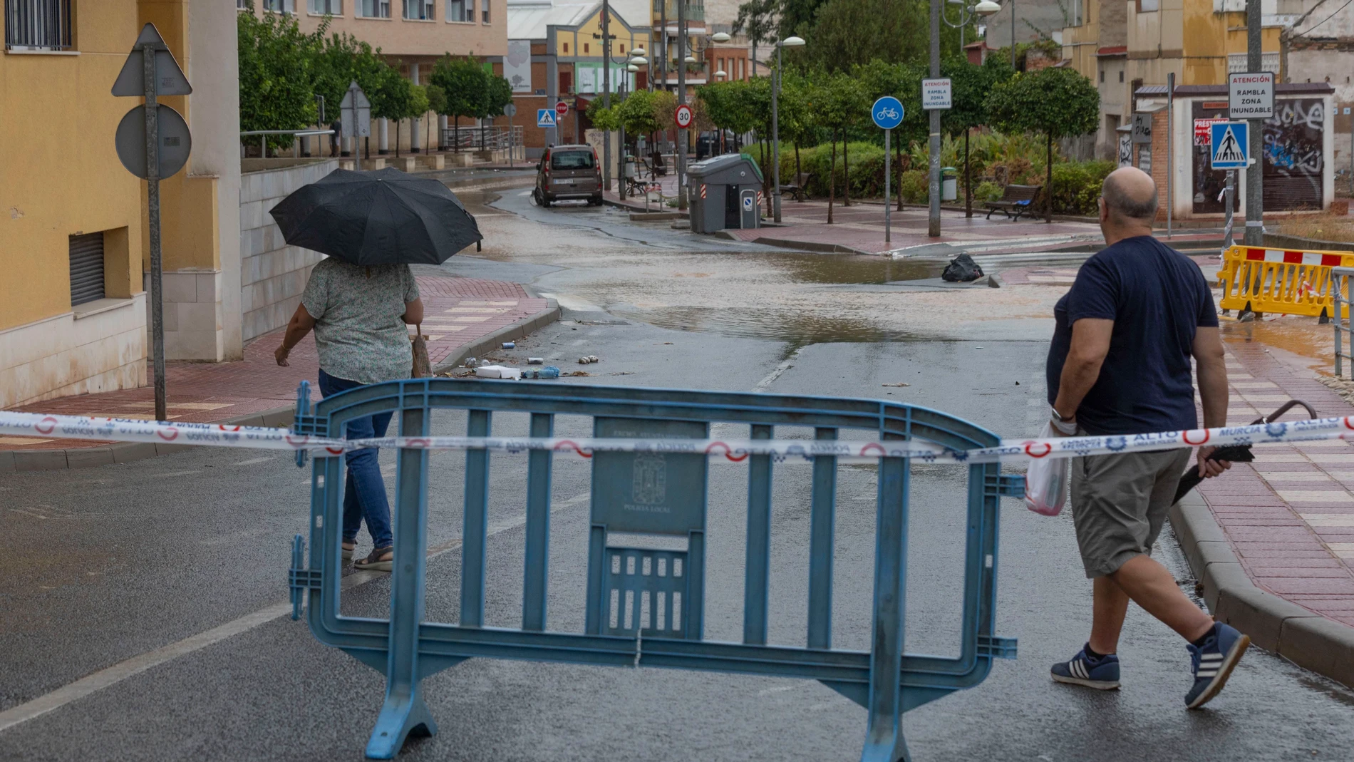 ESPINARDO (MURCIA), 29/09/2025.- Calle cortada en la pedanía murciana de Espinardo por la salida de la rambla tras las lluvias caídas este lunes.. EFE/Marcial Guillén