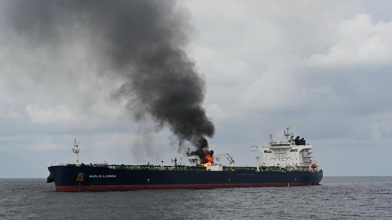 Un buque holandés, a la deriva y en llamas tras ser atacado en el Golfo de Adén