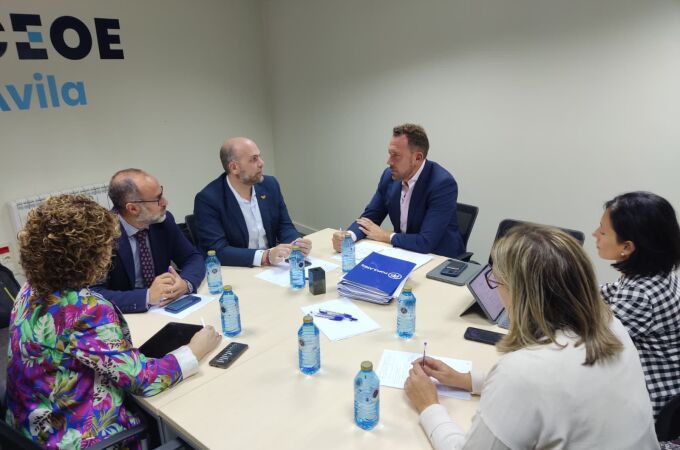 Un instante de la reunión del diputado del PP, Hçector Palencia, con el presidente de CEOE Ávila, Diego Díez
