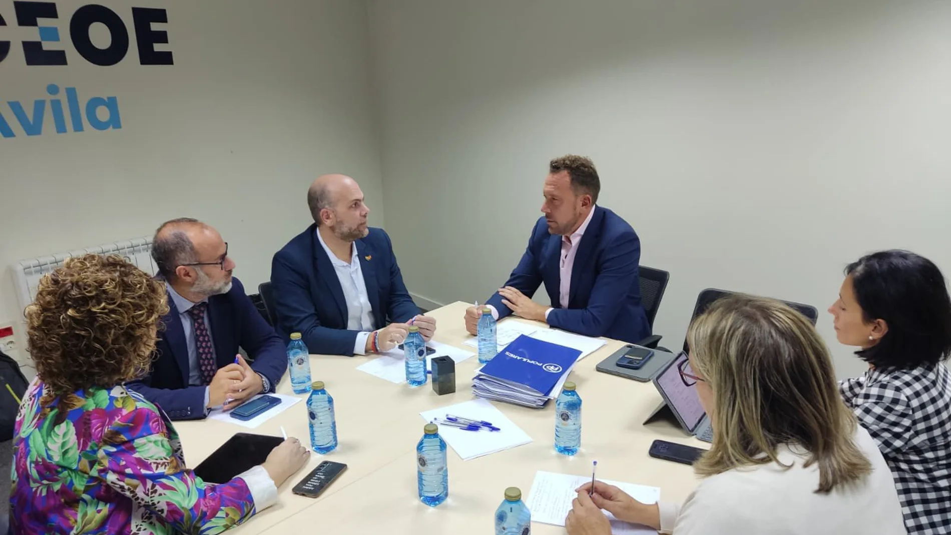 Un instante de la reunión del diputado del PP, Hçector Palencia, con el presidente de CEOE Ávila, Diego Díez