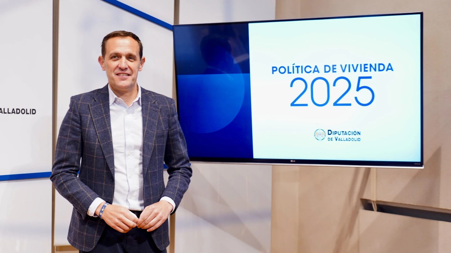 El presidente de la Diputación de Valladolid, Conrado Íscar, presenta las novedades del Plan de Vivienda