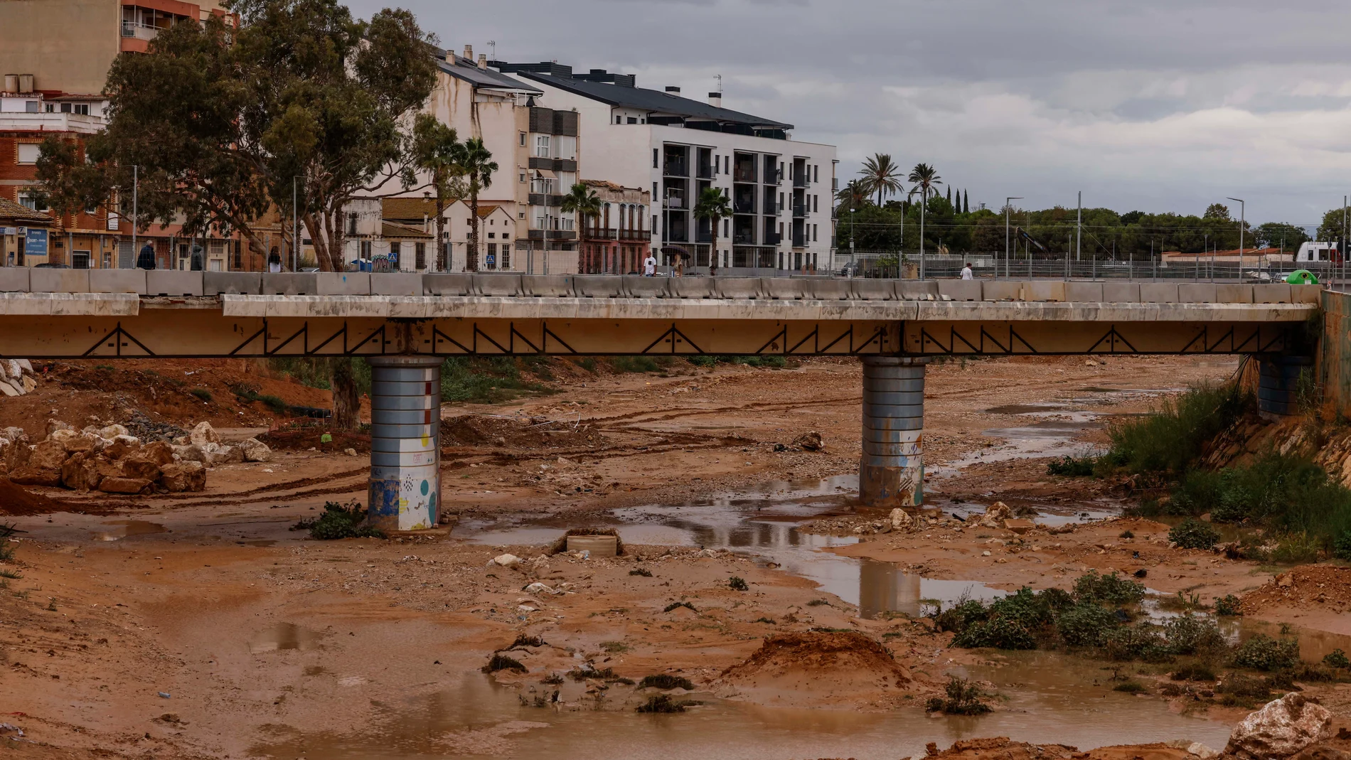 El barranco del Poyo a su paso por Paiporta, a 29 de septiembre de 2025, en Paiporta, Valencia, Comunidad Valenciana (España). El barranco de La Saleta, en Aldaia (Valencia), se ha desbordado de madrugada, a la altura del dique de Bonaire, como consecuencia de las fuertes lluvias que azotan a la provincia de Valencia y Castellón. En concreto, esta noche, el municipio valenciano de Aldaia ha registrado 57 l/m2 en tan solo 35 minutos, según ha recogido Avamet. El agua también ha provocado la in...