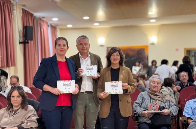 Laura Prieto, diputada de Servicios Sociales; José Manuel Millán, delegado de Clece Noroeste; y la chef soriana con estrella Michelin Elena Lucas, del restaurante La Lobita, presentan "Saboreando Recuerdos"