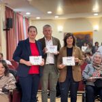 Laura Prieto, diputada de Servicios Sociales; José Manuel Millán, delegado de Clece Noroeste; y la chef soriana con estrella Michelin Elena Lucas, del restaurante La Lobita, presentan "Saboreando Recuerdos"