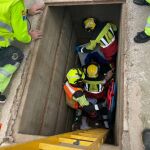 Rescate de los bomberos para sacar a una mujer de una fosa