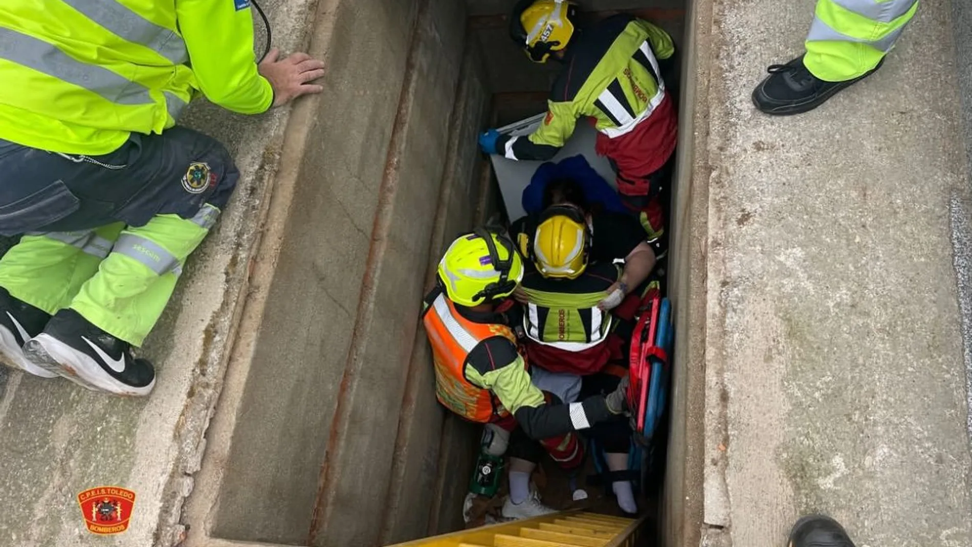 Rescate de los bomberos para sacar a una mujer de una fosa