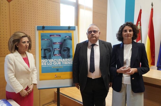 El consejero de Sanidad, Alejandro Vázquez, presenta la campaña de vacunación junto a María Jesús Violeta Martínez, gerente regional de Salud, y Cristina Granda, directora general de Salud Pública