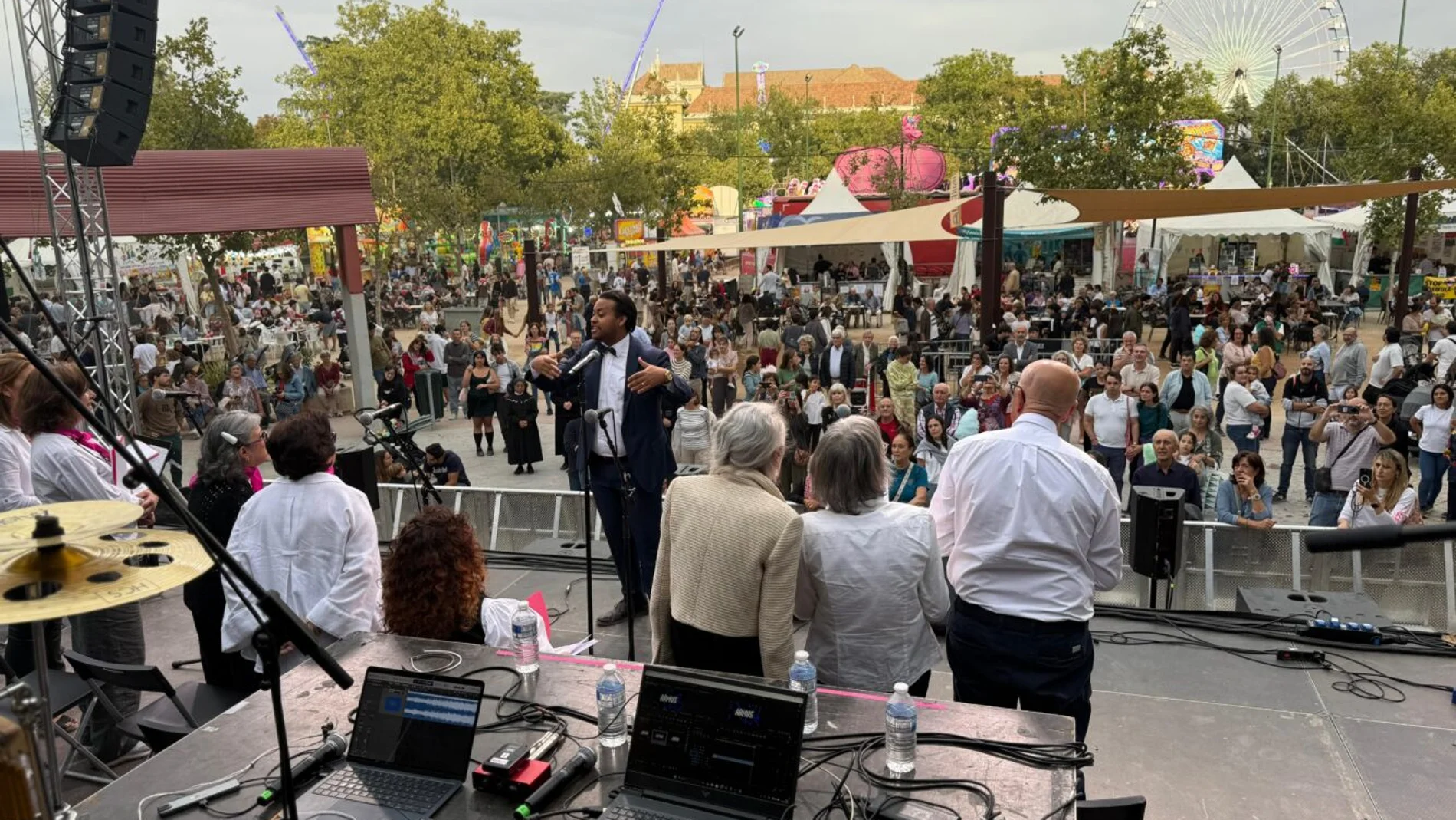 Chamartín da voz a la afasia con la actuación del coro Afínate en las fiestas de San Miguel