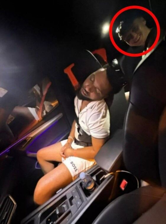 Jay Slater en el asiento trasero de un coche 