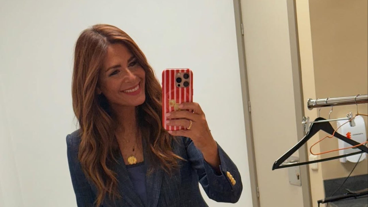 El look de Nuria Roca con americana y vaqueros que confirma el uniforme perfecto de oficina