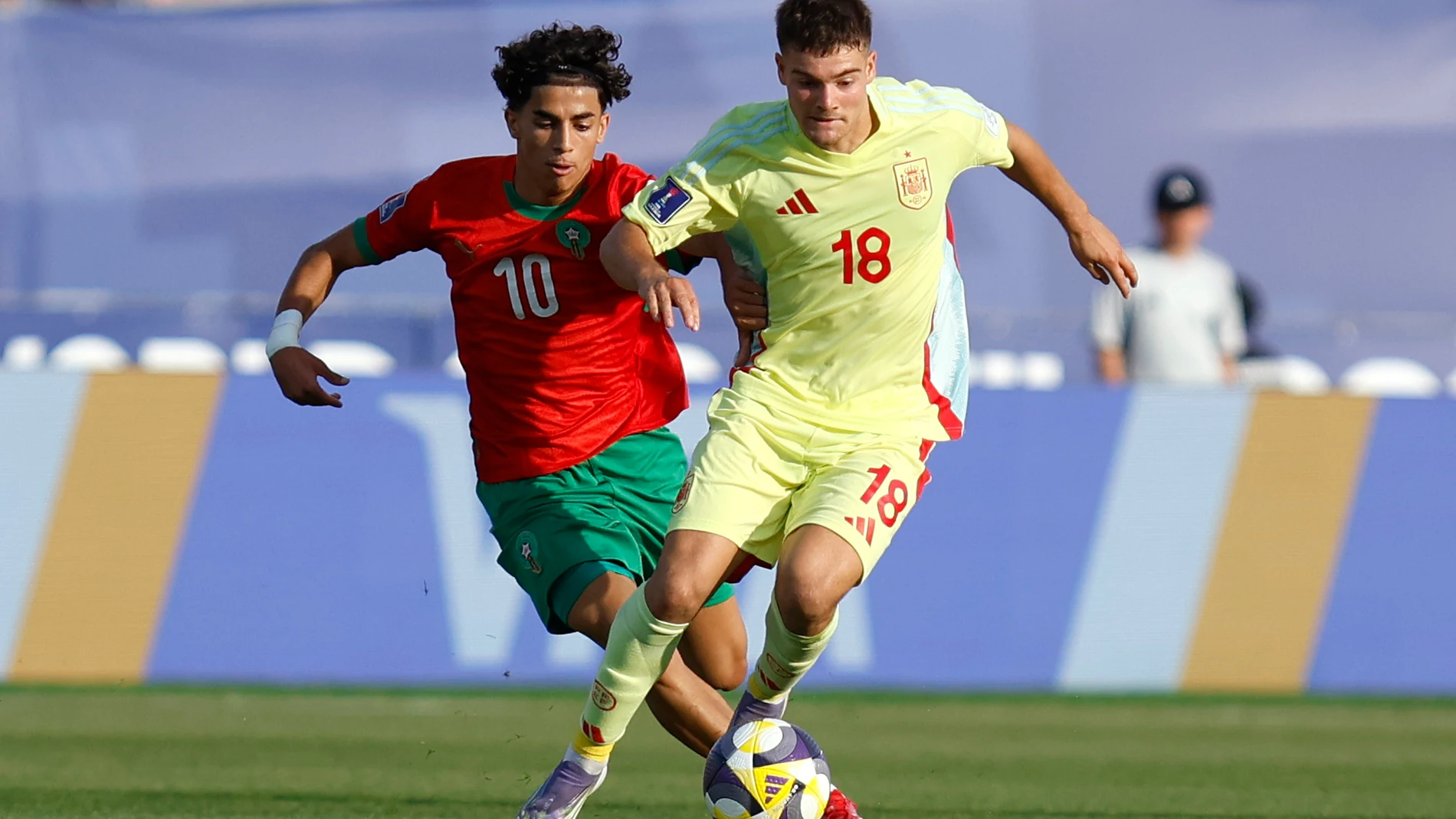 SANTIAGO DE CHILE, 28/09/2025.- El centrocampista de la selección española, Peio Canales (d), controla el balón ante el jugador de Marruecos durante el encuentro correspondiente a la fase de grupos del Mundial sub20 que han disputado hoy domingo en el Estadio Nacional Julio Martínez Prádanos de Santiago de Chile. EFE / Succo / RFEF. ***SOLO USO EDITORIAL / SOLO USO DISPONIBLE PARA ILUSTRAR LA NOTICIA QUE ACOMPAÑA/ (CRÉDITO OBLIGATORIO)***.