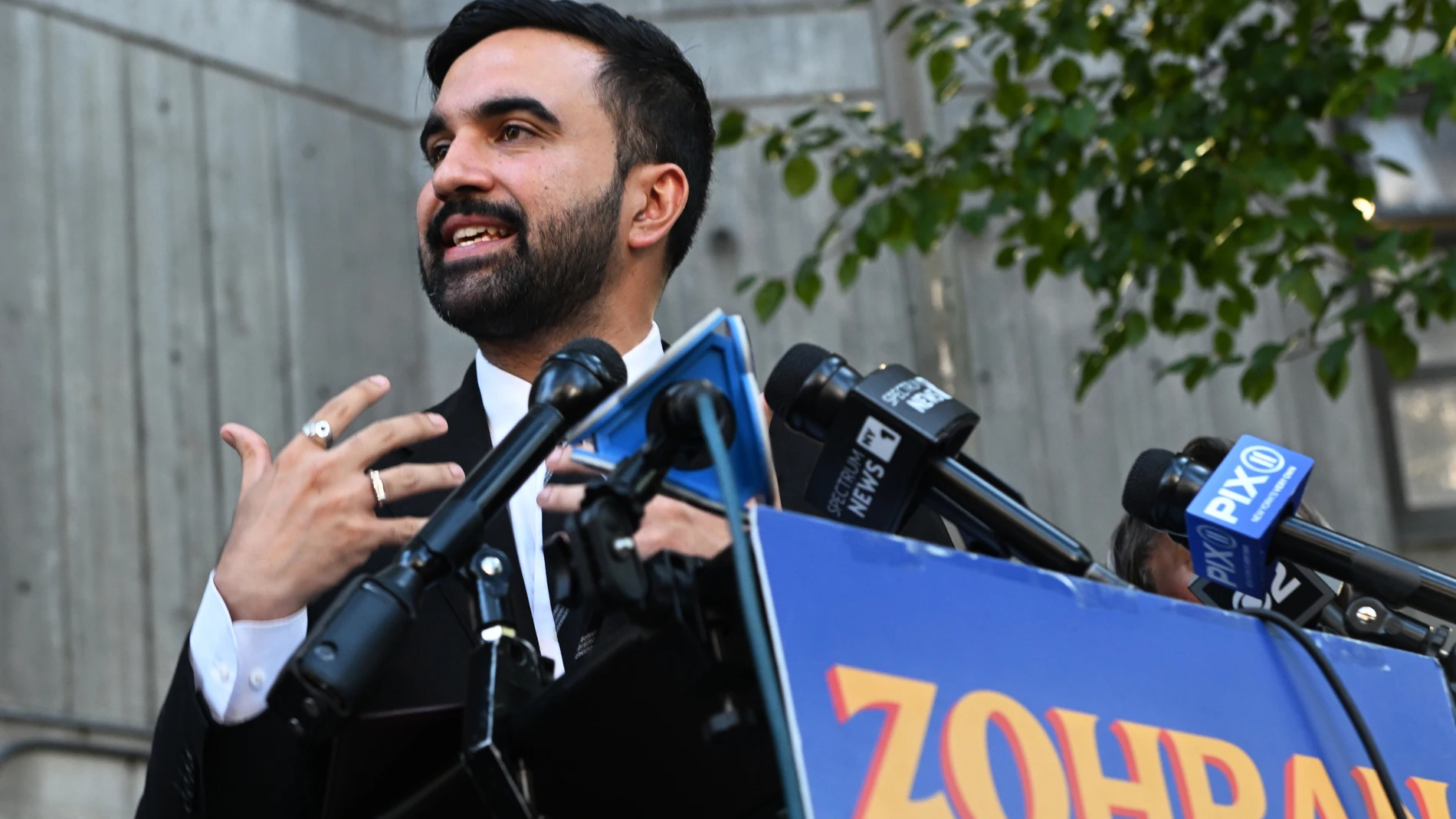 September 19, 2025, New York, New York, USA: New York State Senate Majority Leader Andrea Stewart-Cousins (in pale blue jacket) publicly endorsed Zohran Mamdani for Mayor of New York City in Manhattan outside her childhood home which was an early addition to the cityâ€s public housing on the West Side. (Photo: Andrea RENAULT / Zuma Press) Europa Press/Contacto/Andrea Renault 19/09/2025 ONLY FOR USE IN SPAIN