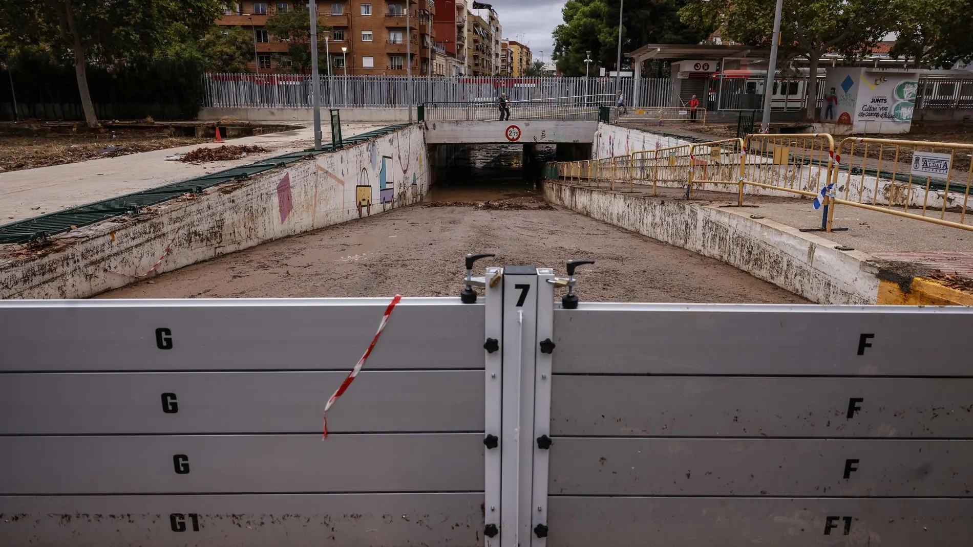 Carreteras cortadas, 542.000 alumnos sin clase y un barranco desbordado por las lluvias en C. Valenciana y Cataluña