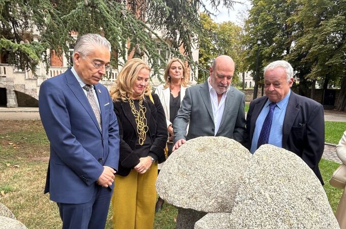 El consejero Gonzalo Santonja inaugura la exposición, junto, a entre otros, la alcaldesa de Burgos Cristina Ayala y el artista Alberto Bañuelos