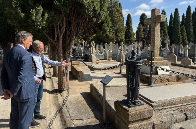 El alcalde de Salamanca, Carlos García Carbayo, visita el cementerio de San Carlos Borromeo 