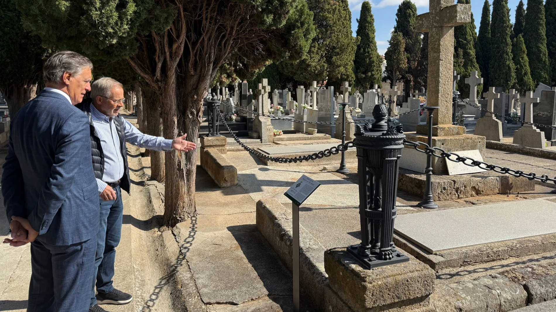 El alcalde de Salamanca, Carlos García Carbayo, visita el cementerio de San Carlos Borromeo