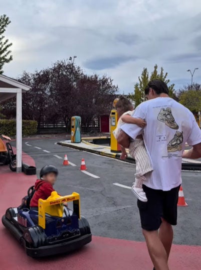 Javier Tudela junto a sus dos hijos en los karts